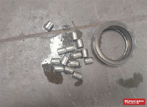 Zdjęcie opiłków metalu na korku spustowym oleju z mostu napędowego