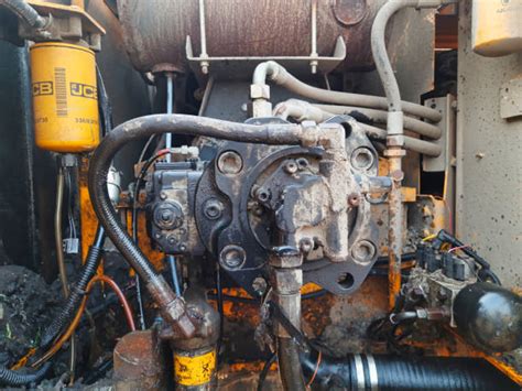 Zbliżenie na szybkozłącze hydrauliczne w koparce JCB