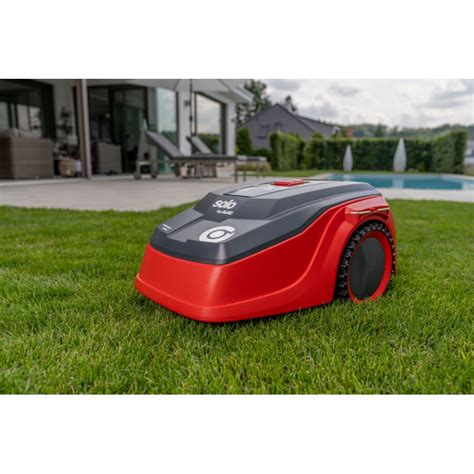 Robot koszący AL-KO Robolinho 110 w ogrodzie