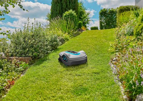 robot koszący Gardena pracujący na trawniku