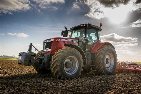 historyczny traktor Massey Ferguson na polskim polu