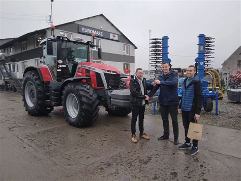 mechanik dokonujący serwisu ciągnika Massey Ferguson