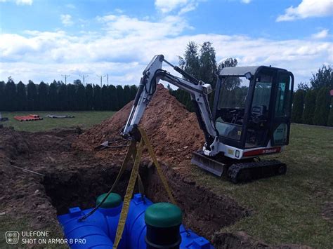Minikoparka w akcji, wykonująca wykopy pod instalacje