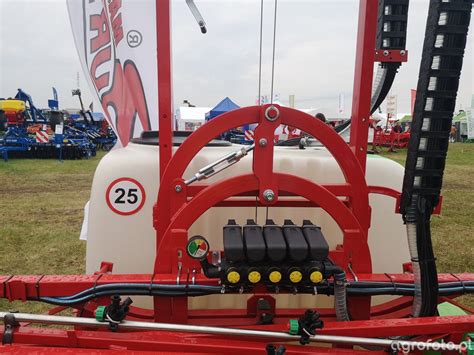 Zbliżenie na mechanizm stabilizacji wahadłowej belki polowej opryskiwacza.