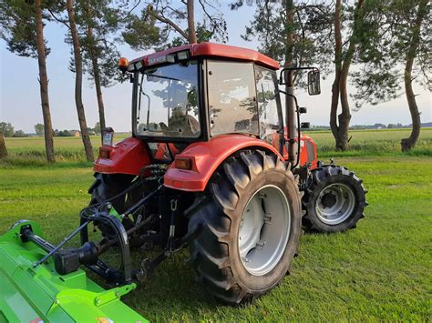 Zdjęcie ciągnika Farmer F2-8248 z silnikiem MMZ i polskim nadwoziem.