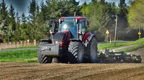 zdjęcie ciągnika Valtra A115 w akcji na polu