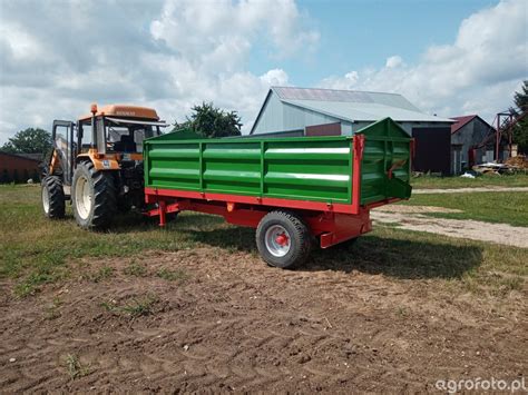 Ilustracja porównująca nacisk na glebę rozrzutnika jednoosiowego i dwuosiowego