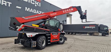 Schematyczne przedstawienie ładowarki teleskopowej Manitou z zaznaczonymi kluczowymi elementami konstrukcyjnymi.