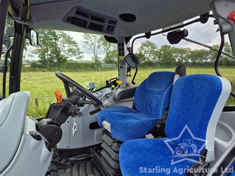 Wnętrze kabiny New Holland T6 z podłokietnikiem SideWinder II