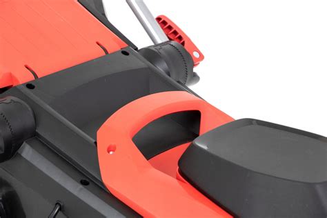 Zbliżenie na ergonomiczny uchwyt kosiarki Faworyt KC1840
