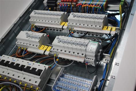Zdjęcie rozdzielnicy elektrycznej z widocznymi wyłącznikami RCD