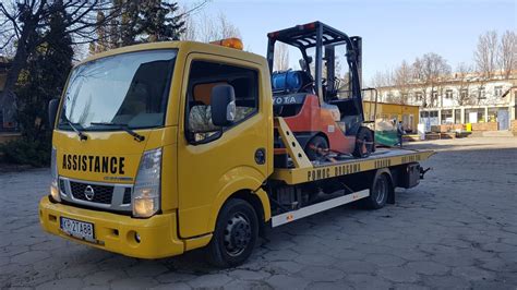 Ilustracja przedstawiająca transport wózka widłowego na lawecie.