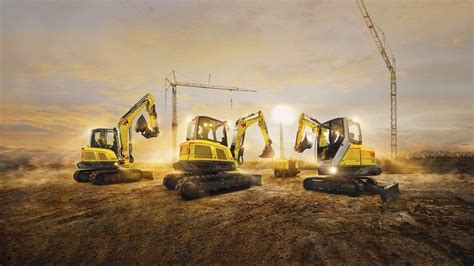 Zdjęcie przedstawiające różnorodne modele młotów wyburzeniowych Wacker Neuson na placu budowy