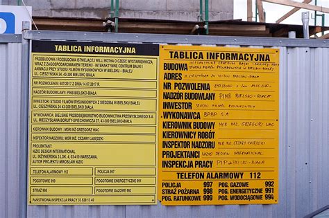 zdjęcie przedstawiające tablicę informacyjną z danymi technicznymi minikoparki