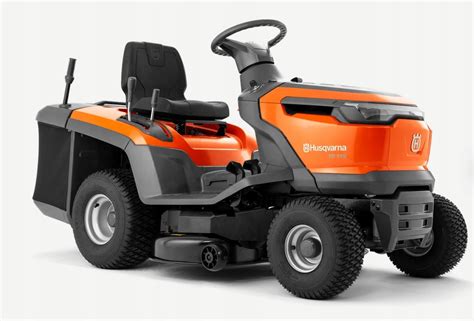 Ilustracja przedstawiająca nowoczesny traktorek ogrodowy Husqvarna w akcji na dużym trawniku.
