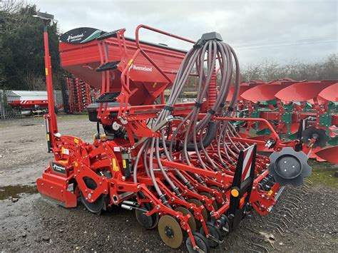 Infographic illustrating the multi-material seeding options with Kverneland e-drill