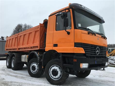 Wywrotka Mercedes-Benz w akcji na placu budowy