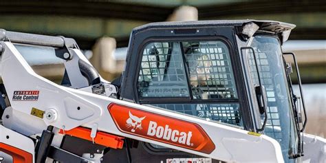 The newest Bobcat R-series telehandler with a focus on the operator's cabin and controls.