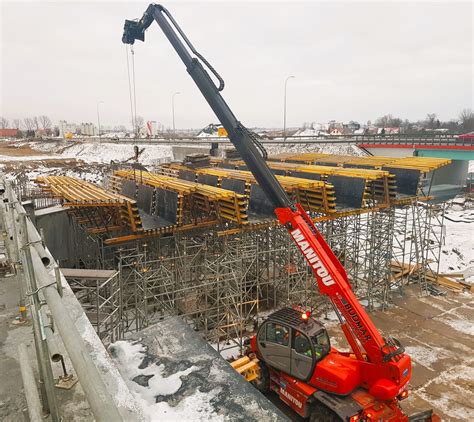 Operator w przestronnej kabinie ładowarki teleskopowej Bobcat, demonstrujący obsługę joysticka.
