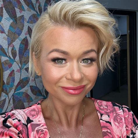 Ilustracja przedstawiająca kosiarkę spalinową przechylaną na bok, z wyraźnym oznaczeniem, która strona jest z dala od silnika.