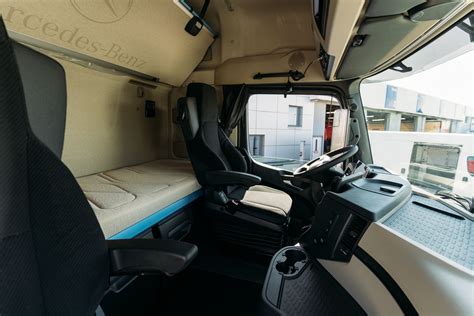 Widok wnętrza kabiny Mercedes-Benz Actros z manetką systemu Telligent