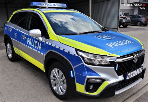 Radiowóz policyjny na drodze z traktorem