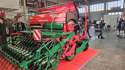 Zbliżenie na detale siewnika nabudowanego SN301, ukazujące spawany zbiornik i wskaźnik pracy