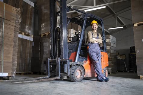 Operator wózka widłowego bocznego w kabinie sterowniczej