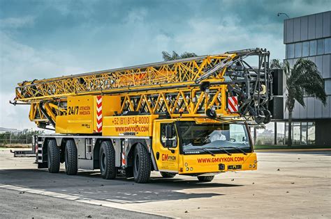 Infografika porównująca wymiary i parametry robocze mobilnych żurawi budowlanych Liebherr MK 88-4.1 i MK 73-3.1