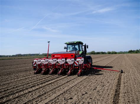 Porównanie sekcji wysiewających Optima HD-II i Optima SX z zaznaczonymi elementami technicznymi