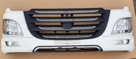charakterystyczny czarny grill i zderzak DAF CF Construction