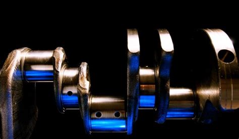 zdjęcie wału korbowego z widocznymi uszkodzeniami