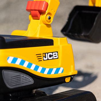 zbliżenie na funkcjonalną łyżkę dziecięcej koparki FALK JCB
