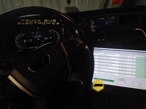 Wnętrze kabiny wozidła Volvo z widocznym panelem sterowania i wyświetlaczem