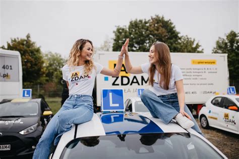 Ciągnik rolniczy na placu manewrowym podczas egzaminu praktycznego