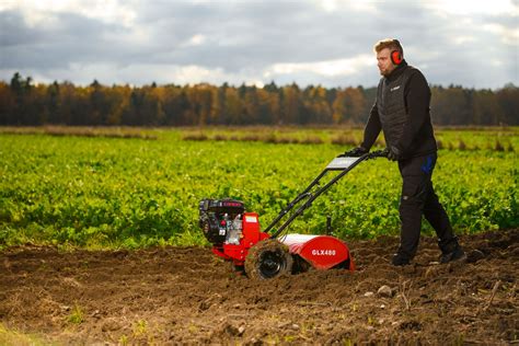 zdjęcie glebogryzarki w akcji z widocznymi obracającymi się nożami