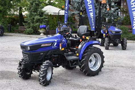 zdjęcie ciągnika Farmtrac 26 4WD w akcji