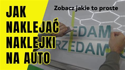 Zbliżenie na naklejkę z logo JCB na chłodnicy