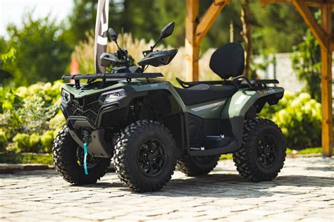 Zdjęcie przedstawiające quad CFMOTO 520L w terenie podczas jazdy próbnej