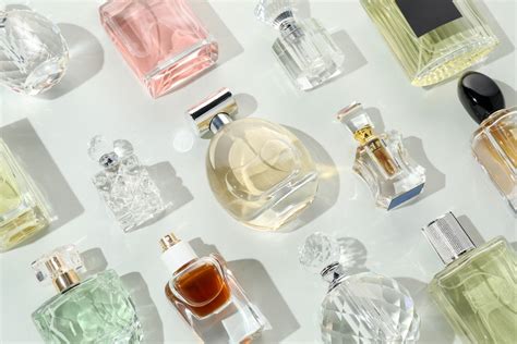 Ilustracja przedstawiająca buteleczki perfum o różnych nutach zapachowych
