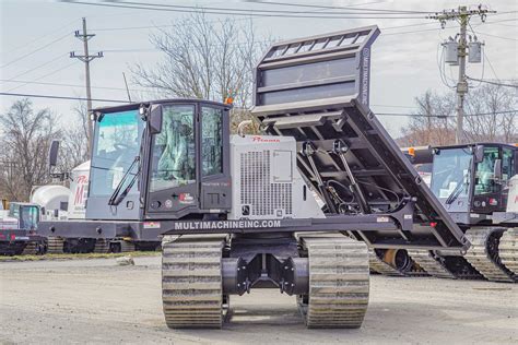 Infographic comparing wheeled and tracked dumpers.