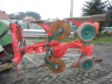 Pług dwuskibowy obrotowy hydrauliczny w akcji na polu