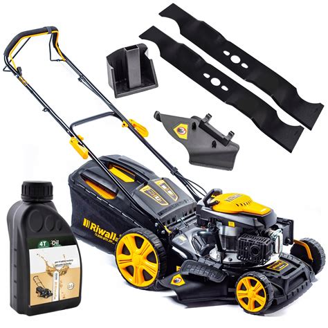 Zdjęcie kosiarki spalinowej z napędem w akcji na pochyłym terenie