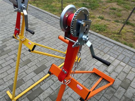 Zdjęcie przedstawiające różne typy niwelatorów: ręczny, podłączany do traktorka, sterowany laserowo.