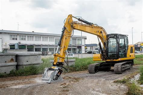zdjęcie frezarki hydraulicznej zamontowanej na ramieniu koparki podczas pracy