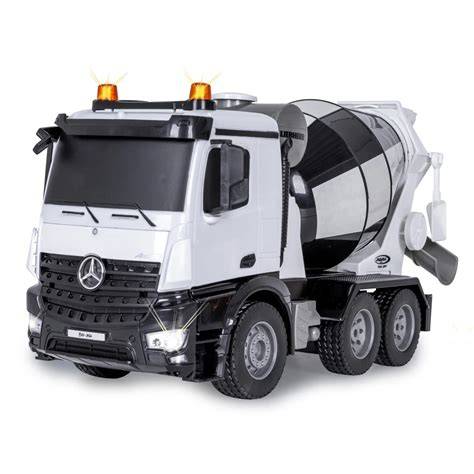 Zdalnie sterowana betoniarka Mercedes-Benz Arocs na tle placu budowy