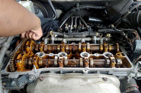 Infografika porównująca prawidłowe i nieprawidłowe luzy zaworowe