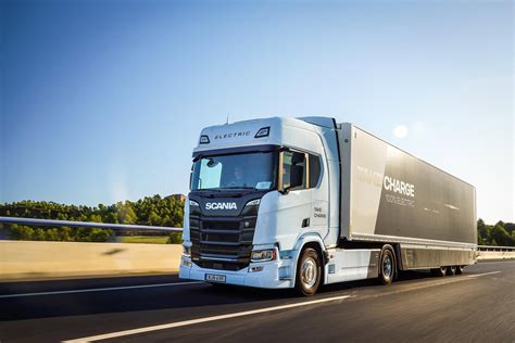 zdjęcie ciągnika siodłowego Scania 45R ładowanego na terminalu