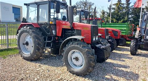 zdjęcie ciągnika MTZ Belarus na tle polskiego krajobrazu rolniczego