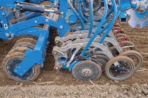 Photo of the OptiDisc double-disc coulters and pressure rollers on the Solitair DT